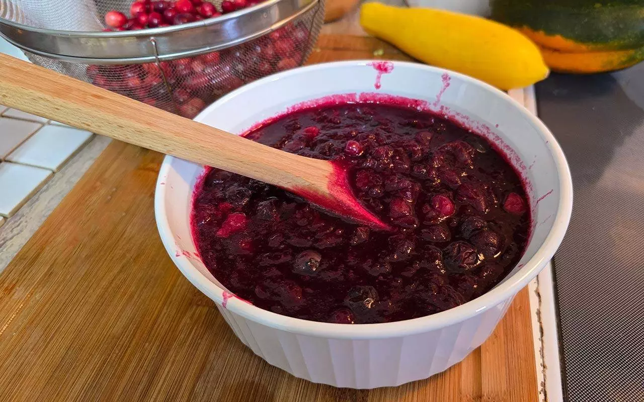 authentic native american Massachusetts cranberry sauce with blueberries and maple syrup recipe