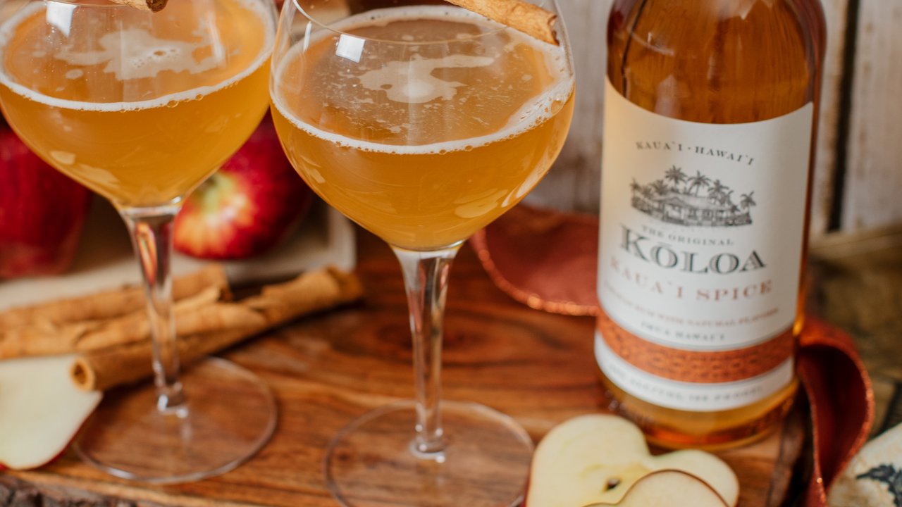 Kōloa Maple and Spice Apple Cider harvest cocktails with fresh apples and cinnamon sticks