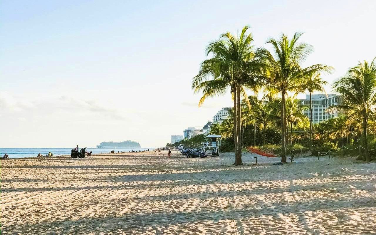 fort lauderdale beach with princess cruise ship
