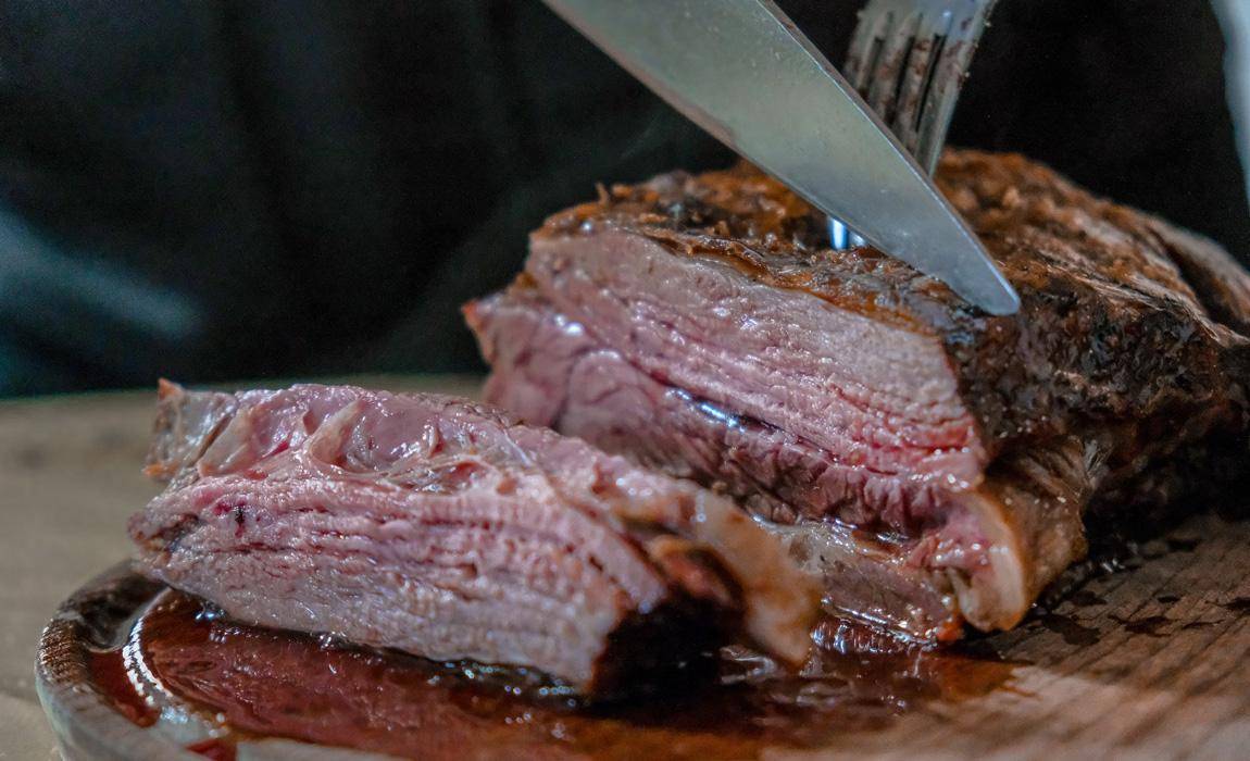 How To Pick The Perfect Gift For Guys Who Love To Smoke Meat