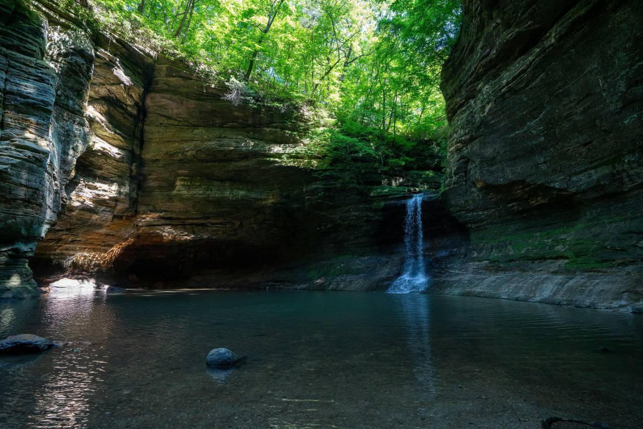 starved rock state park water fall hiking illinois