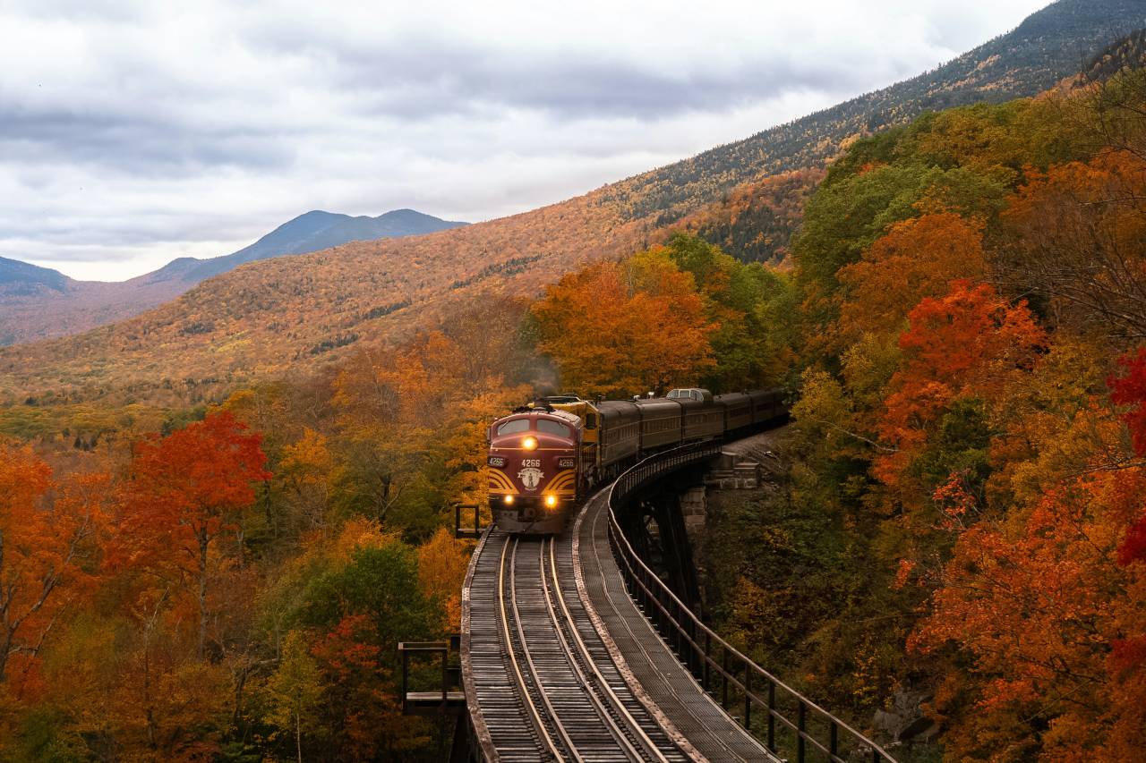 fall colors train ride in new hampshire
