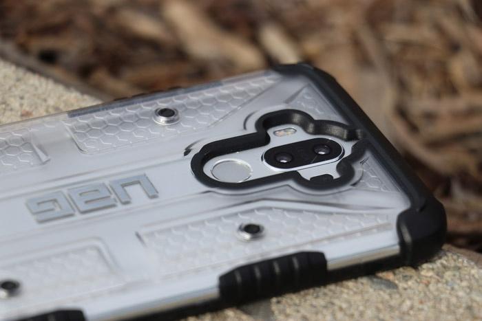 camera fingerprint cut out on Huawei Mate 9 phone case by UAG Urban Amor Gear