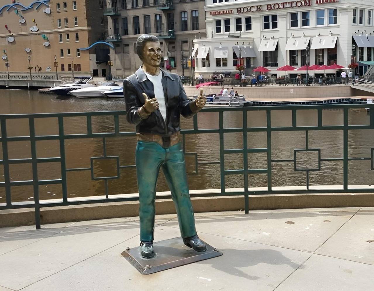 bronze fonz statue milwaukee wisconsin