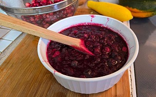 authentic native american Massachusetts cranberry sauce with blueberries and maple syrup recipe