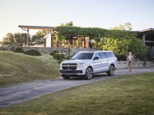 2025_Lincoln_Navigator_L_Black_Label_Crystal_White_02_original