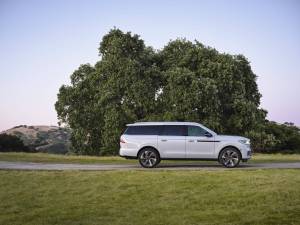 2025_Lincoln_Navigator_L_Black_Label_Crystal_White_03_original