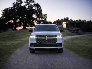 2025_Lincoln_Navigator_L_Black_Label_Crystal_White_05_original